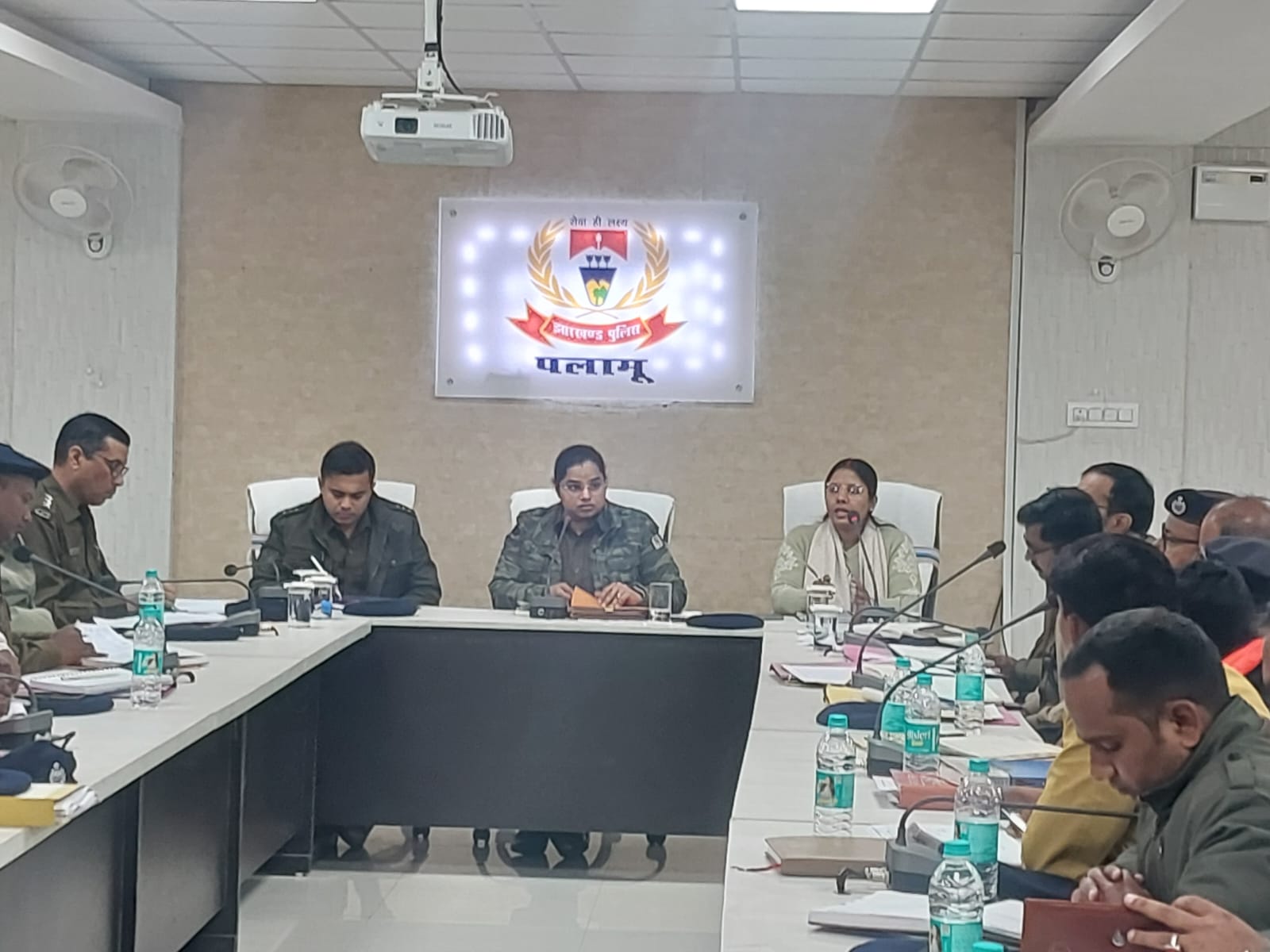 पलामूः क्राइम मीटिंग में एसपी का थानेदारों को निर्देश- लंबित कांडों का त्वरित निष्पादन करें