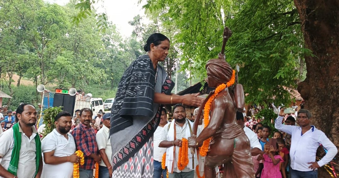चाईबासाः बिरसा मुंडा को पुण्यतिथि पर श्रद्धांजलि, उनके बताये मार्ग पर चलने का संकल्प