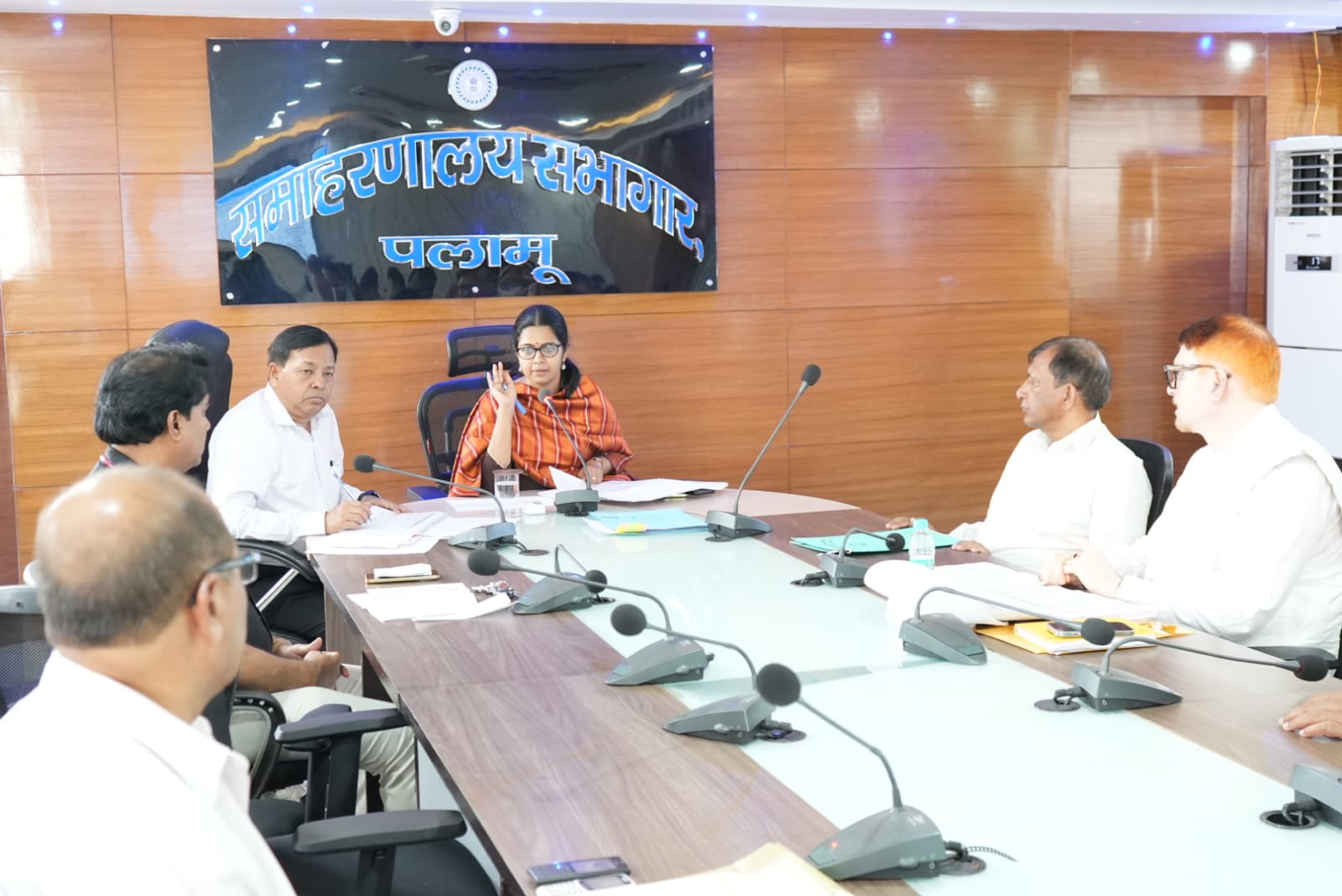पलामूः अपनी कार्यशैली में सुधार लाएं अधिकारी- डीसी