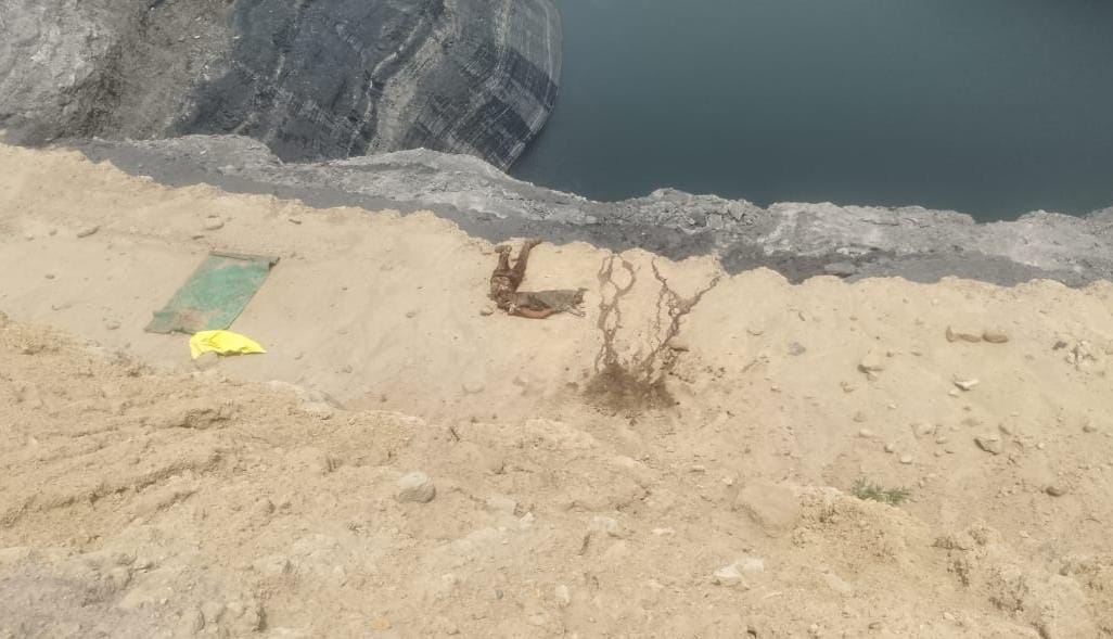 लातेहारः तीन दिनों से लापता युवक का शव खदान से बरामद