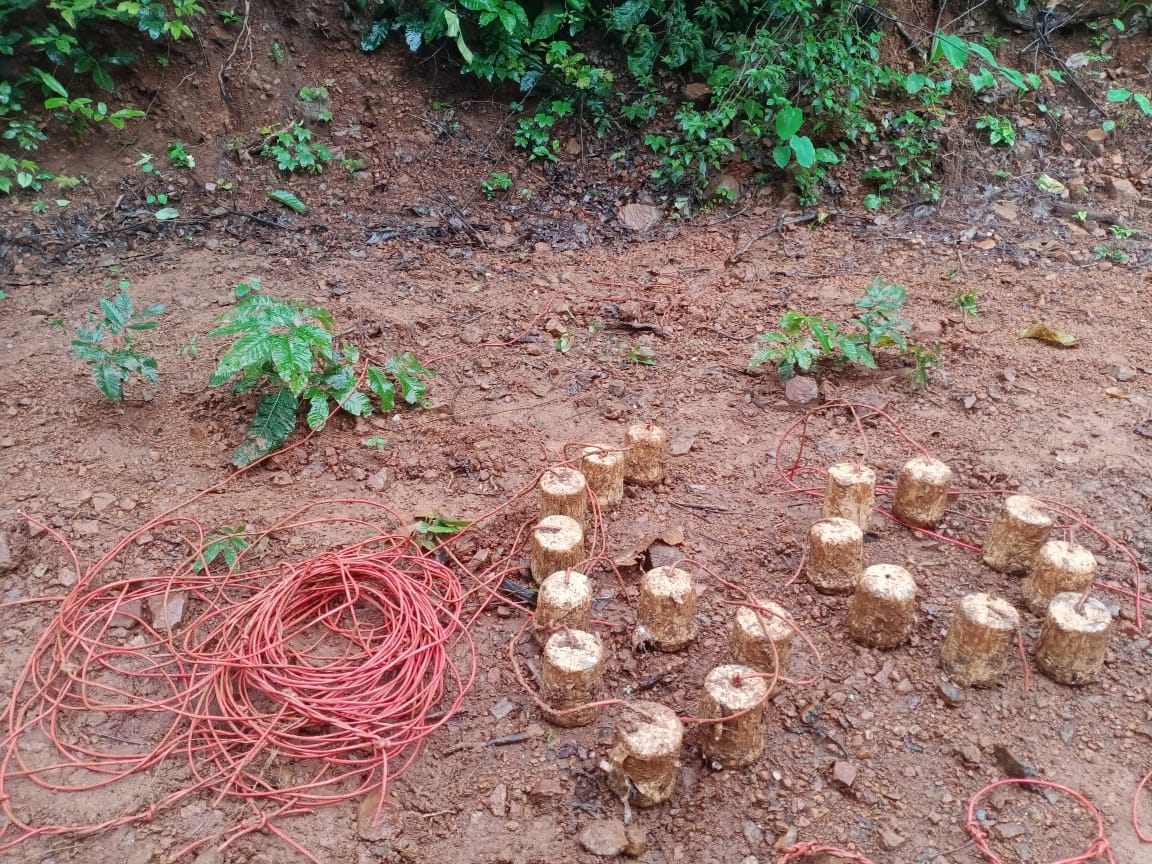 चाईबासा: नक्सलियों के खिलाफ सुरक्षाबलों की कार्रवाई, 18 IED बरामद