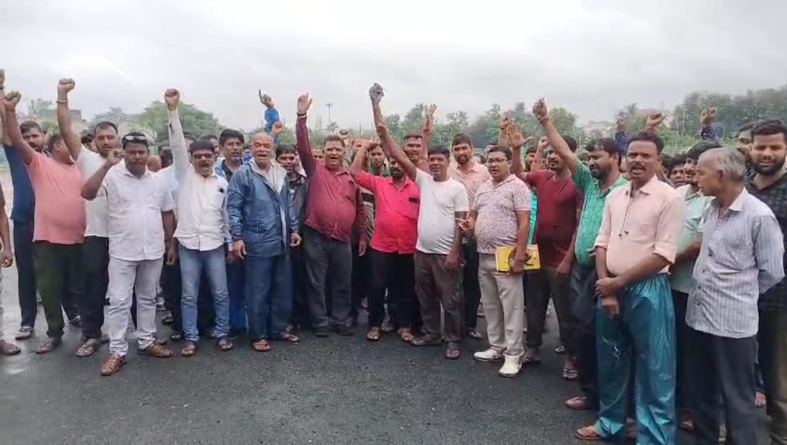 धनबादः बकाया वेतन व नौकरी से निकाले जाने के खिलाफ सेल्समैनों का विरोध तेज