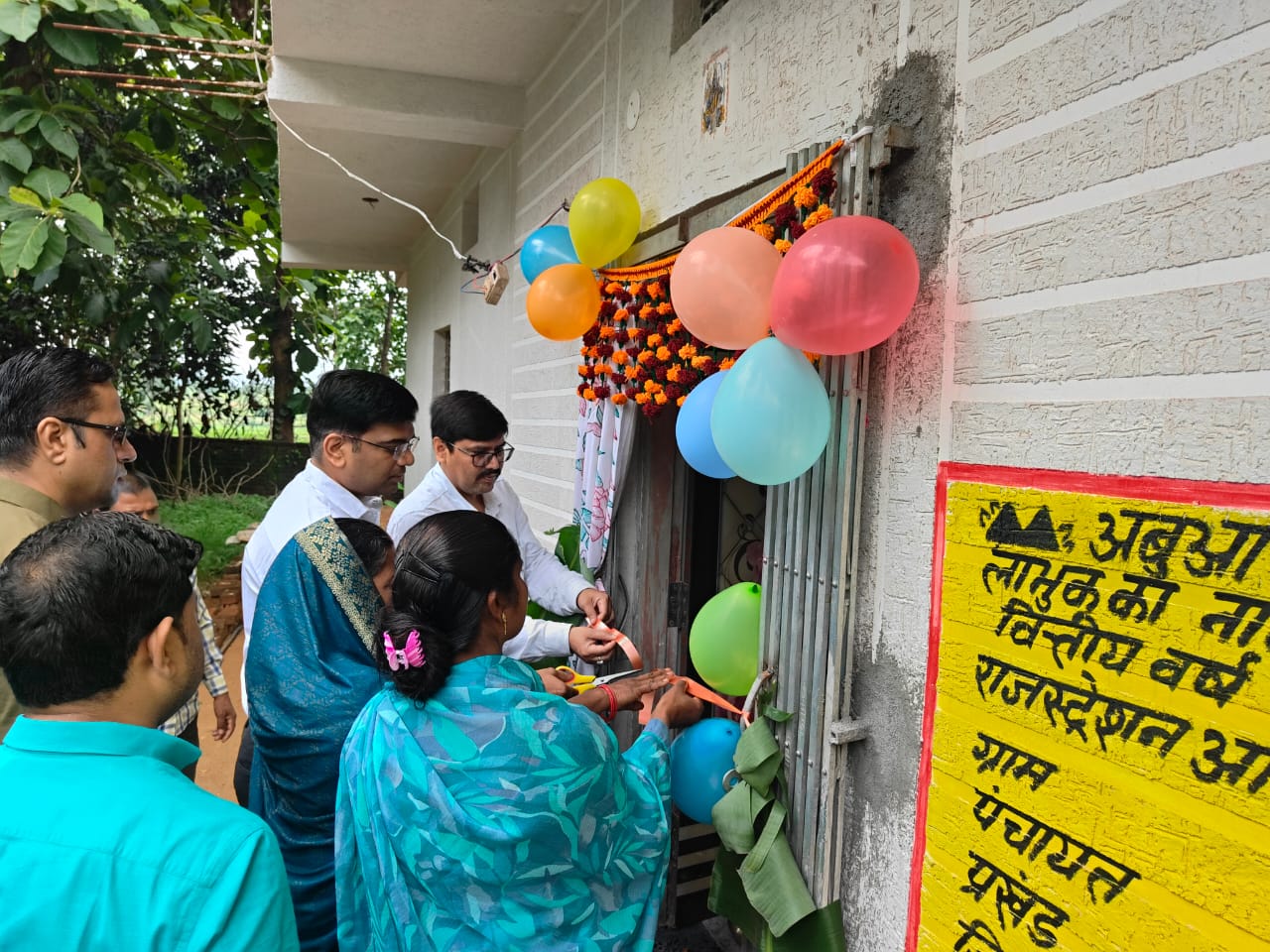 लातेहारः डीडीसी ने किया चंदवा प्रखंड का दौरा, योजनाओं का लिया जायजा