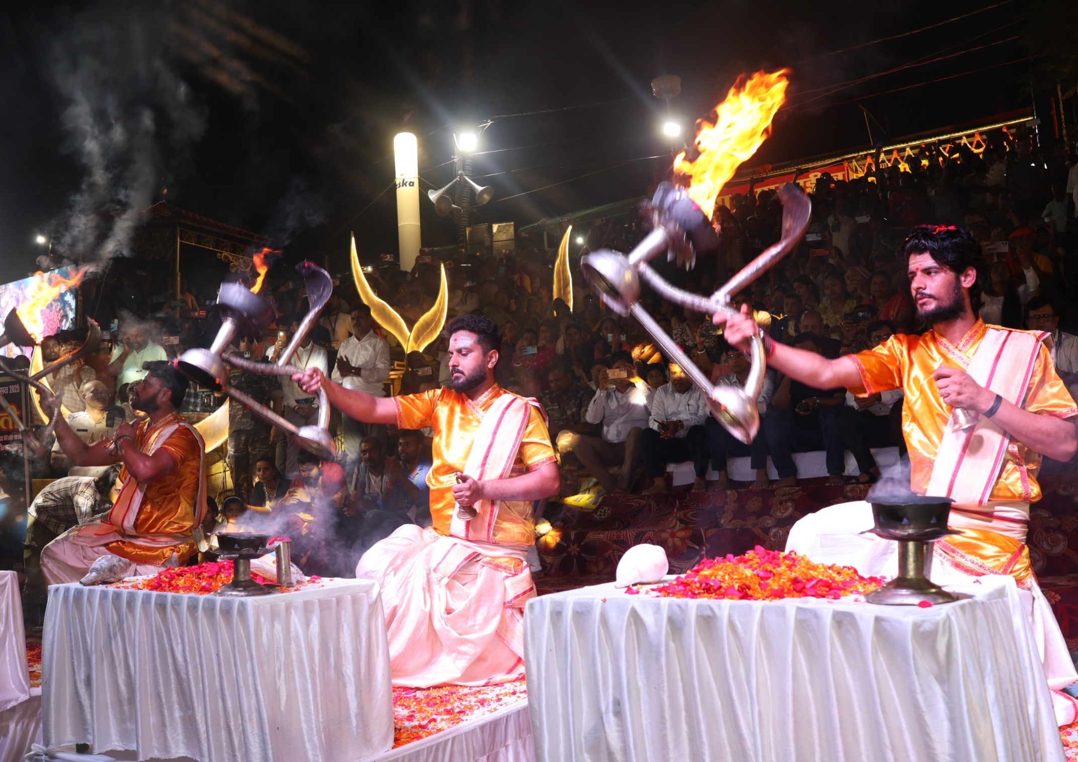 दुमकाः बासुकीनाथ में गंगा आरती की तर्ज पर हुई महाआरती