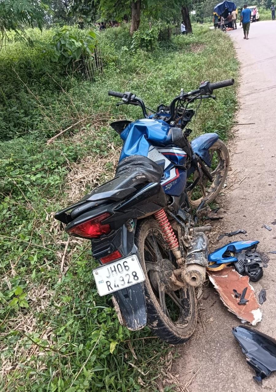 चाईबासाः मनोहरपुर में बस के धक्के से बाइक सवार युवक की मौत