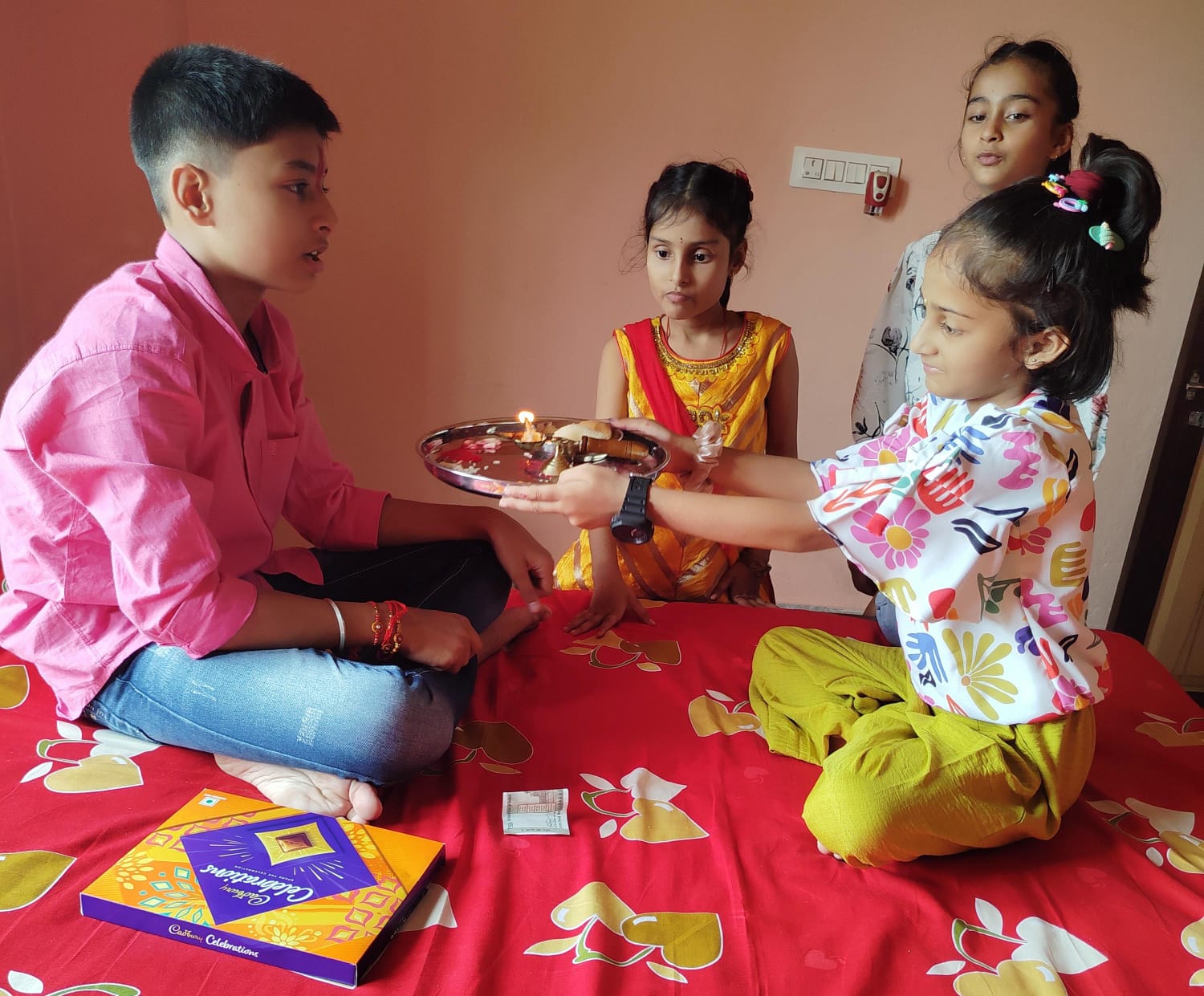 चाईबासाः बहनों ने भाई की कलाई पर राखी बांध की लंबी उम्र की कामना