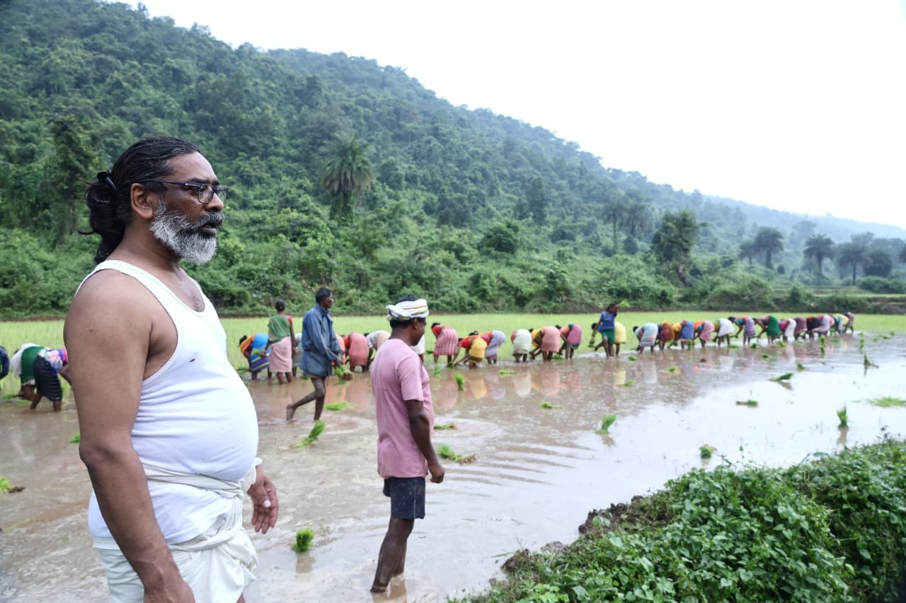 सीएम हेमंत ने पैतृक गांव में खेती-किसानी का लिया जायजा, ग्रामीणों से पूछा हालचाल