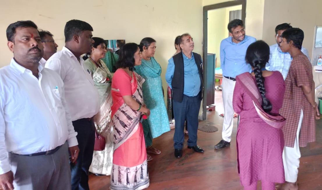 धनबाद: महिला एवं बाल विकास सचिव ने वृद्धाश्रम व चाइल्ड लाइन का किया निरीक्षण