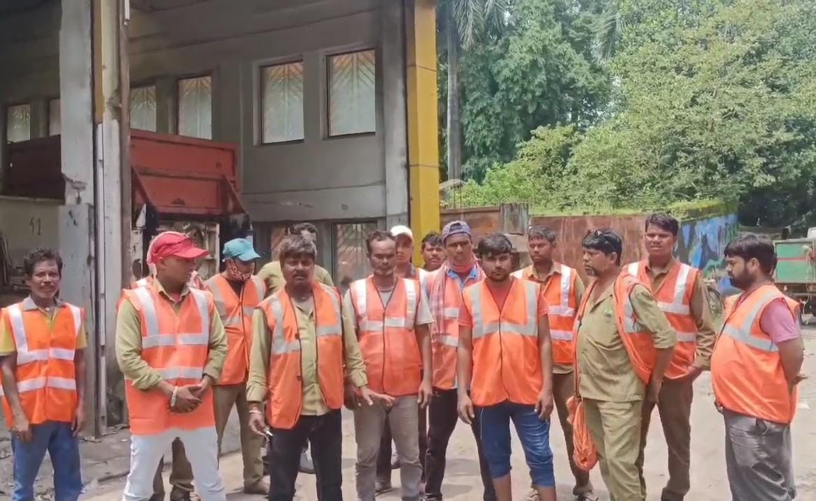 धनबादः वेतन में कटौती व ओवरटाइम का भुगतान नहीं होने से नाराज सफाई कर्मी हड़ताल पर