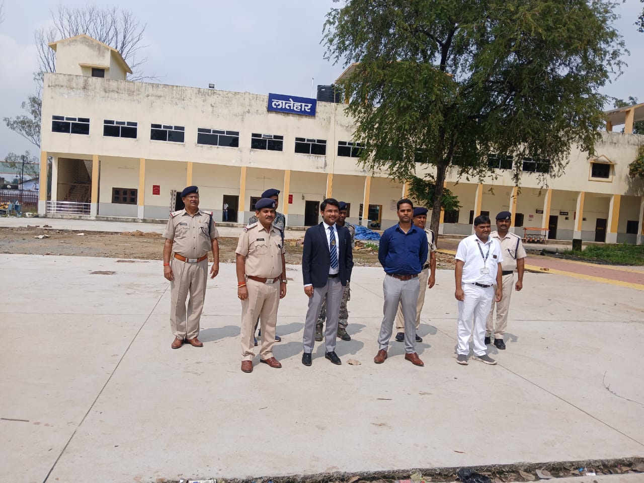लातेहारः रेलवे दंडाधिकारी ने लातेहार स्टेaशन पर चलाया चेकिंग अभियान