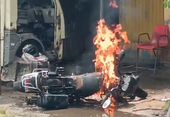 धनबादः चासनाला वर्कशॉप में वेल्डिंग के दौरान बाइक में लगी आग, बड़ा हादसा टला