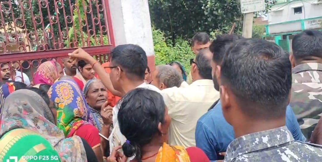 गिरिडीहः गावां में 2 महिलाओं की हत्या मामले का खुलासा, थाना गेट पर स्वजनों का हंगामा, पुलिस पर लापरवाही का आरोप