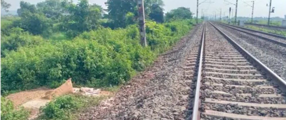 चाईबासाः सोनुवा व लोटापहाड़ स्टेशन के बीच मालगाड़ी के वैगन से 50 बोरी चावल की चोरी