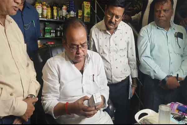 स्वास्थ्य मंत्री इरफान अंसारी का औचक निरीक्षण, बिना बिल दवा बेचने पर लगाई रोक