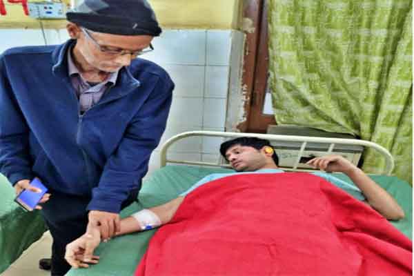 हजारीबाग: पत्नी ने पालतू कुत्ते से कटवाकर पति को किया लहूलुहान, हालत नाजुक, शिकायत दर्ज