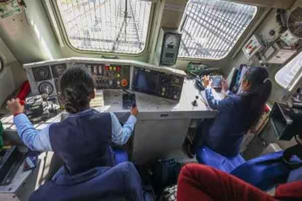 हवा के पायलट की चिंता कर ली, जरा जमीन के पायलटों के हाल देखिए