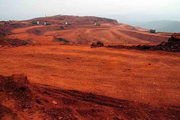 चाईबासाः नोवामुंडी-बड़ाजामदा से हर दिन निकल रहा 50 ट्रक अवैध लौह अयस्क
