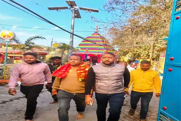 विधायक नवीन जायसवाल ने सपरिवार रजरप्पा स्थित मां छिन्नमस्तिका मंदिर में की पूजा अर्चना