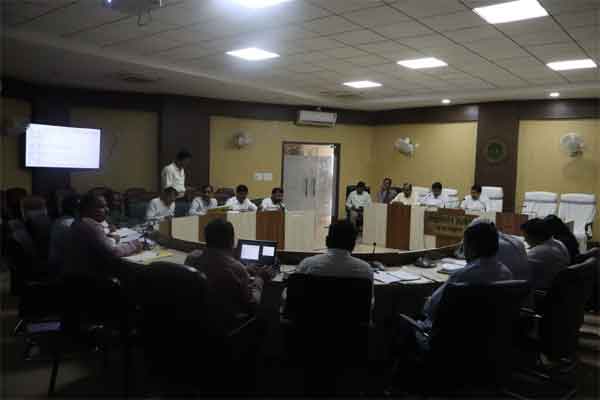 उपायुक्त ने की राजस्व विभाग की समीक्षा बैठक, लंबित मामलों के जल्द निपटारे का निर्देश