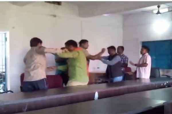 मनरेगा सोशल ऑडिट में गड़बड़ी पकड़े जाने के बाद टीम के साथ मारपीट