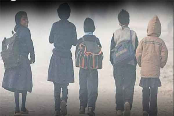 ठंड में बस स्टॉप पर ठिठुरते नन्हें छात्र और अभिभावकों का सिस्टम से सवाल