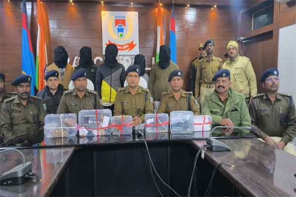 रांची पुलिस ने किया बड़े रैकेट का भंडाफोड़, 5 अपराधी अरेस्ट,110 जिंदा गोलियां व 6 हथियार बरामद