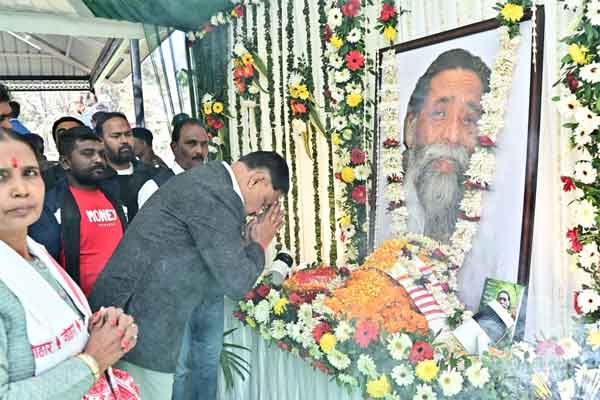 दिशोम गुरु शिबू सोरेन की जयंती पर CM हेमंत सोरेन ने मोरहाबादी में किया नमन