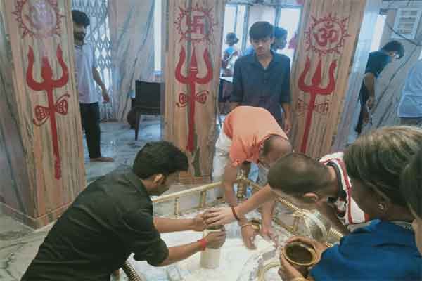 सावन के पहले दिन शिवालयों में उमड़ी श्रद्धालुओं की भीड़