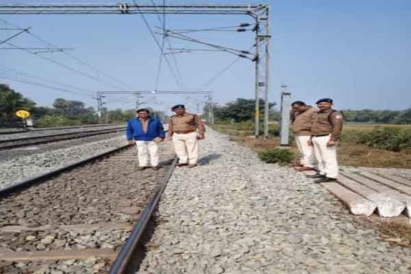 पाकुड़: रामपुरहाट-गुमानी रेलखंड पर टला हादसा, शरारती तत्वों ने क्षतिग्रस्त किए कंक्रीट स्लीपर