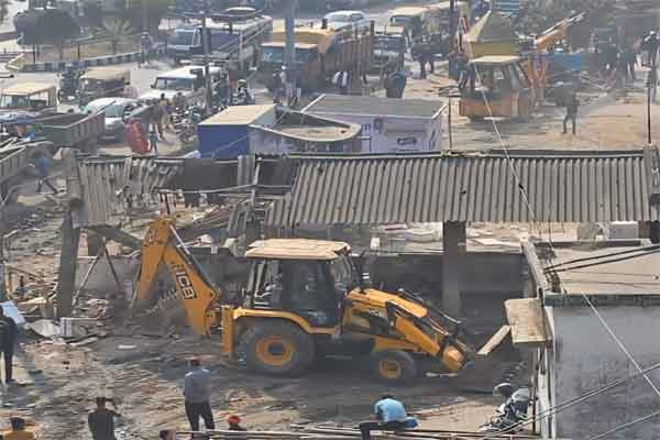 रांची : बूटी मोड़ में नगर निगम का अतिक्रमण हटाओ अभियान जारी