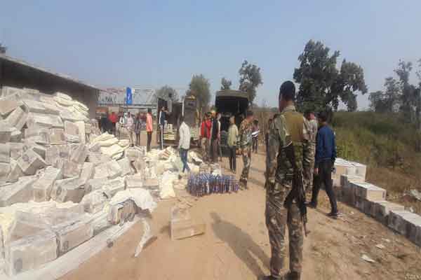 लातेहार : छुपा कर रखे गये अवैध अंग्रेजी शराब ले जा रहा ट्रेलर दुर्घटनाग्रस्त