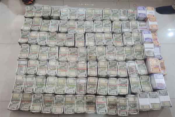 NHIDCL के कार्यकारी निदेशक 10 लाख रुपये घूस लेते गिरफ्तार