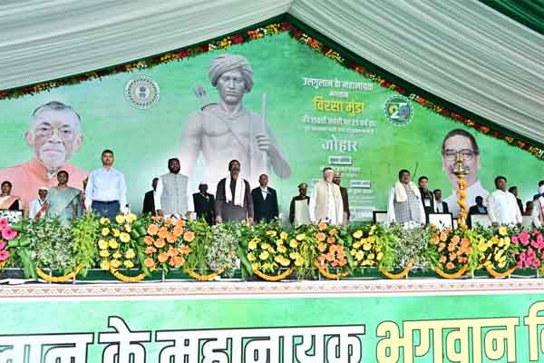 बिरसा मुंडा की जयंती पर राज्यपाल,CM व केंद्रीय मंत्री उलिहातु पहुंचे, दी श्रद्धांजलि