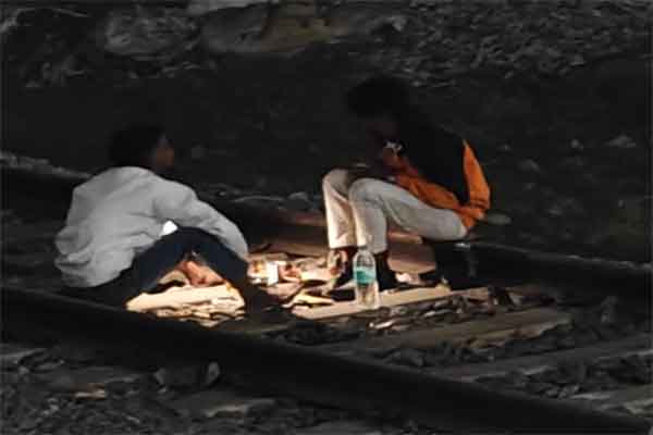 आदित्यपुर–टाटानगर रेलवे लाइन बना नशे का अड्डा,रेल प्रशासन से कार्रवाई की मांग