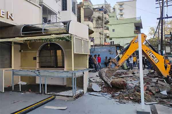 चर्च रोड से कर्बला चौक तक चला बुलडोजर, अतिक्रमण हटाया – दुकानदारों का विरोध बेअसर