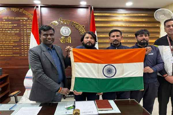 पैदल दुनिया घूमने वाली टीम ने रांची डीसी से की मुलाकात