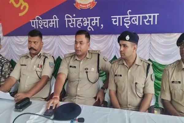 चाईबासा: नक्सलियों के खिलाफ सफलता, चार SLR राइफल व 527 कारतूस बरामद