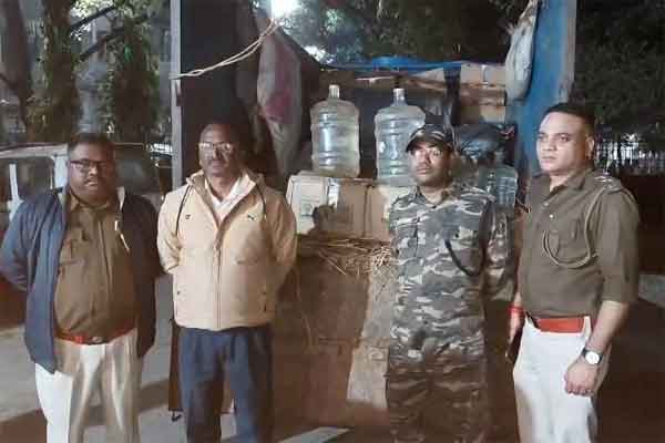 धनबाद : उत्पाद विभाग ने किया अवैध शराब फैक्ट्री का भंडाफोड़, 8 लाख की शराब जब्त