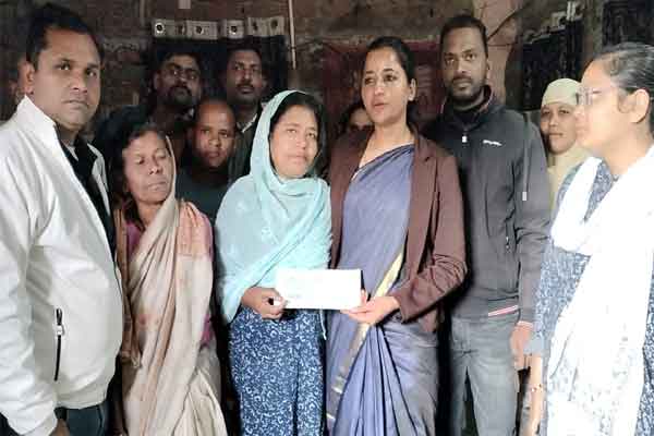 रामगढ़ : पूर्व विधायक ने उपलब्ध कराई 40 हजार रुपये की सरकारी सहायता