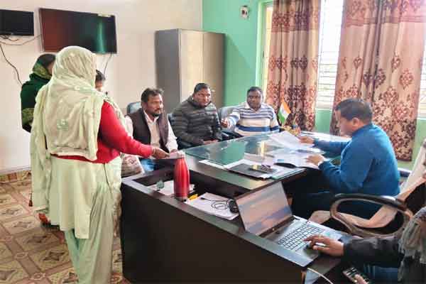 रामगढ़ : जनहित समस्याओं पर कांग्रेस प्रतिनिधिमंडल ने BDO से की मुलाकात