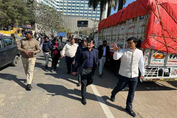 शहर को बेहतर बनाने के लिए मैदान में उतरे प्रशासक, कडरू व अपर बाजार का दौरा