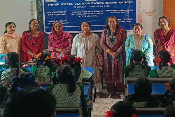 इनर व्हील क्लब ने स्कूल में बांटी दरी और डस्टबीन, बच्चों को दिया गिफ्ट