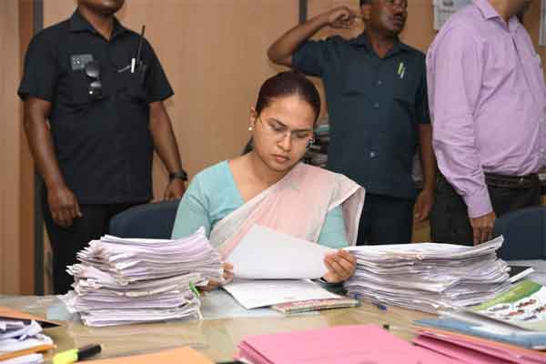 मंत्री शिल्पी नेहा तिर्की का औचक निरीक्षण, भूमि संरक्षण योजनाएं अक्टूबर से शुरू करने का निर्देश