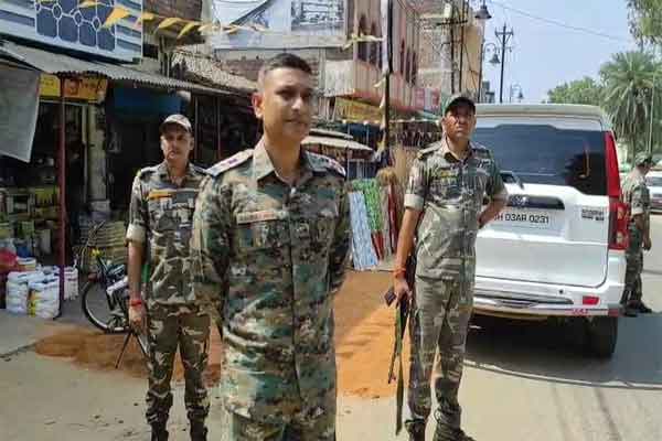 लातेहार : धनतेरस-दीपावली पर सुरक्षा व्यवस्था चाक-चौबंद, SP ने लिया जायजा दिए निर्देश
