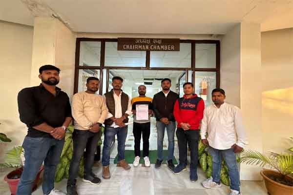 मैट्रिक व इंटर परीक्षा शुल्क वृद्धि वापस लेने की मांग को लेकर आजसू ने JAC को सौंपा ज्ञापन