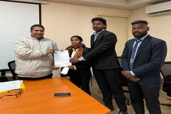 AICTE मान्यता की मांग पर आदिवासी छात्र संघ ने विवि  को सौंपा ज्ञापन