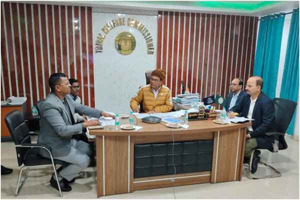 एक्शन में मंत्री चमरा लिंडा, छात्रवृत्ति वितरण की धीमी गति पर अफसरों को लगाई फटकार