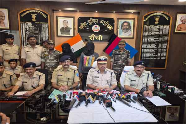 रांची: हत्या का आरोपी व छिनतई करने वाला अभियुक्त गिरफ्तार