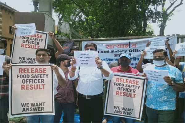 फूड सेफ्टी ऑफिसर व CDPO का रिजल्ट जारी करने की मांग को लेकर JPSC कार्यालय के सामने परीक्षार्थियों का प्रदर्शन