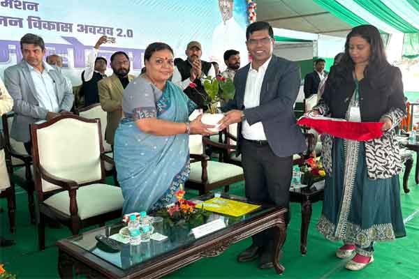 लोहरदगा में वाटर शेड महोत्सव: मंत्री दीपिका पांडेय ने अमृत सरोवर सहित कई परियोजनाओं का किया लोकार्पण
